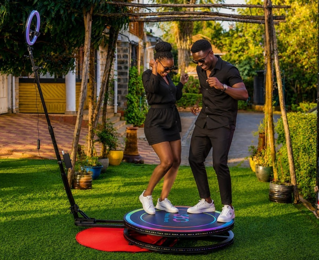 Guests using the 360 photobooth by totohonest